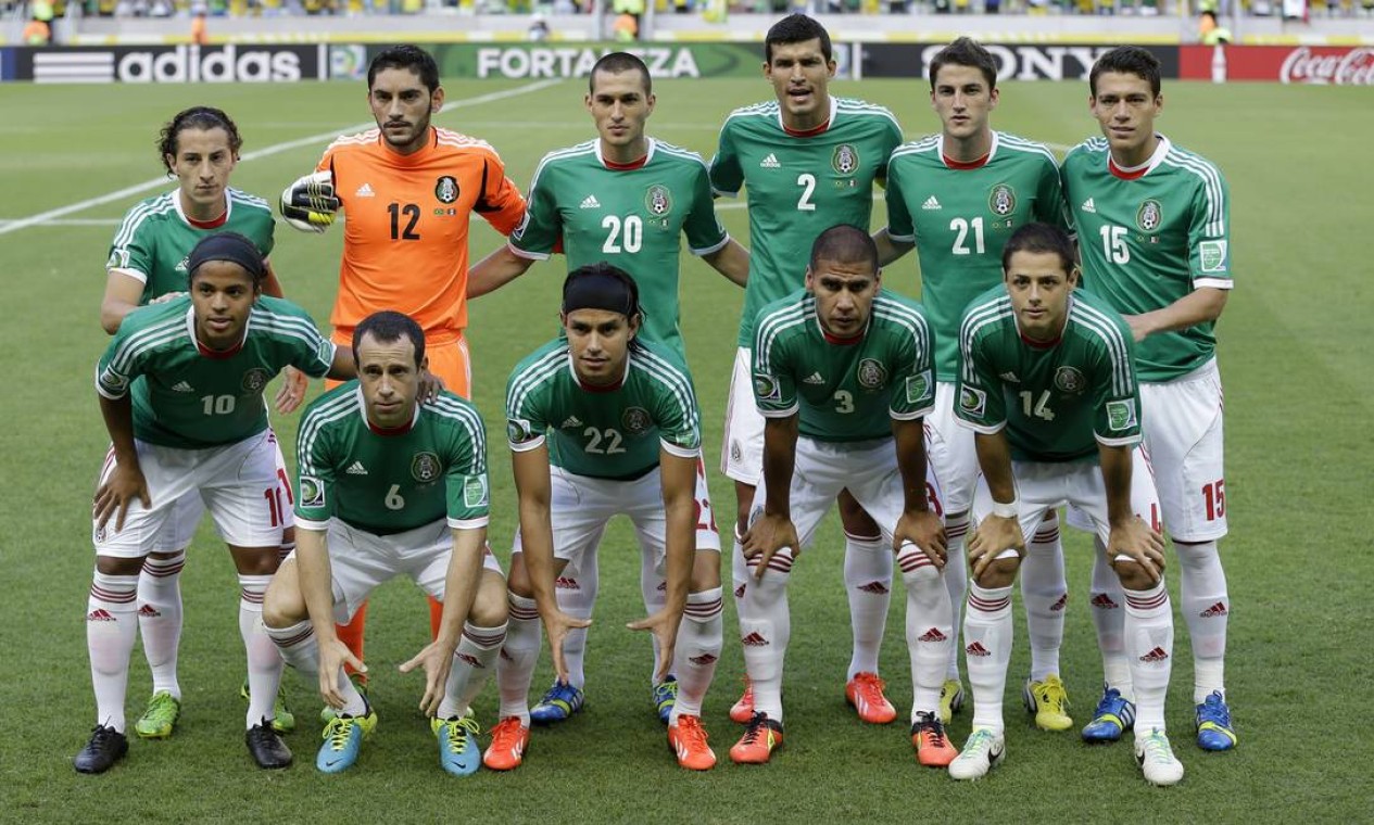 The Mexican team line up for a photo prior to the soccer Confederations Cup group A match between Brazil and Mexico at Castelao stadium in Fortaleza, Brazil, Wednesday, June 19, 2013. (AP Photo/Natacha Pisarenko) Foto: Natacha Pisarenko / AP