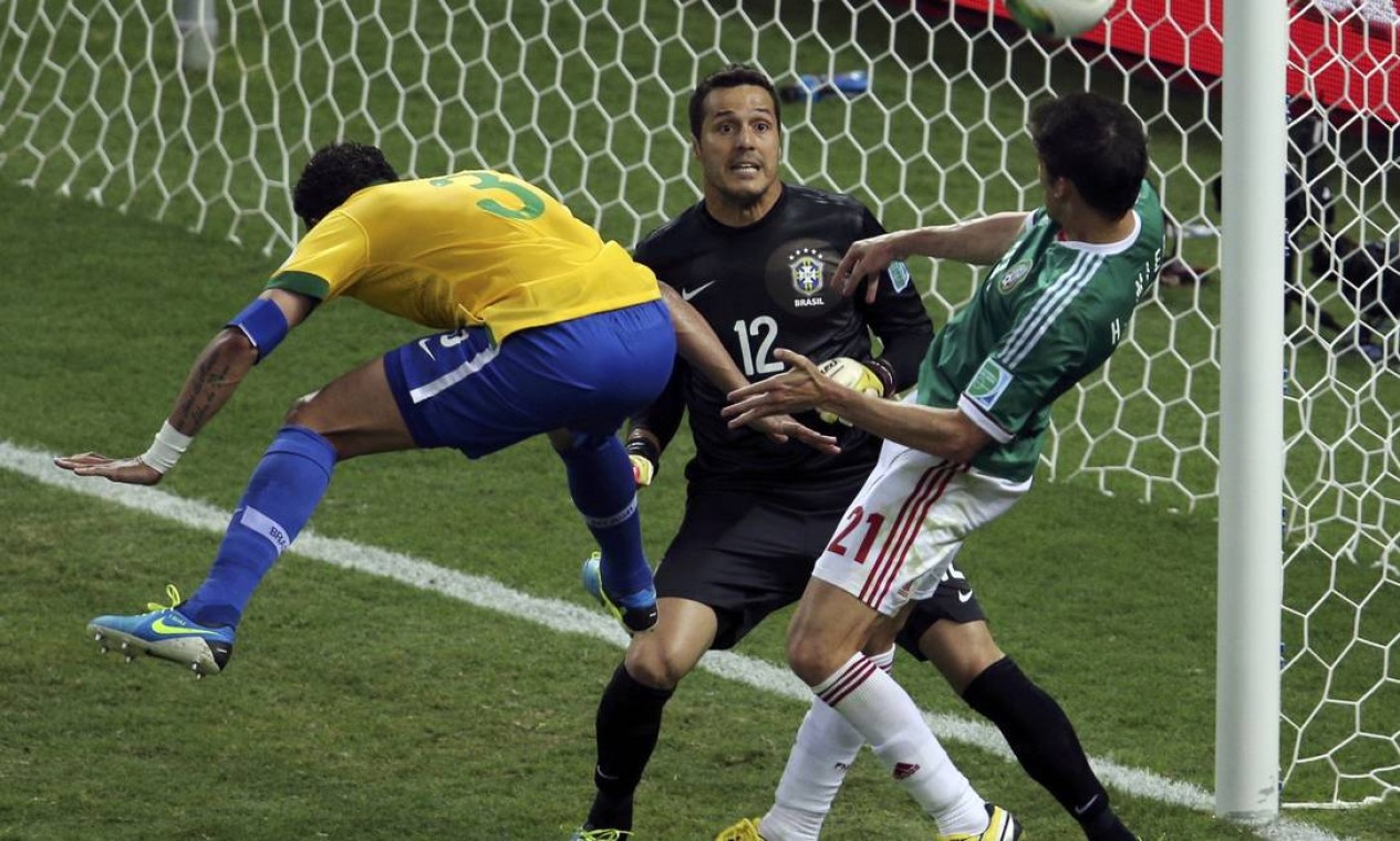 Mexico's Hiram Mier (R) fights for the ball with Brazil's Thiago Silva (L) and goalkeeper Julio Cesar during their Confederations Cup Group A soccer match at the Estadio Castelao in Fortaleza June 19, 2013. REUTERS/Paulo Whitaker (BRAZIL - Tags: SPORT SOCCER) Foto: PAULO WHITAKER / REUTERS