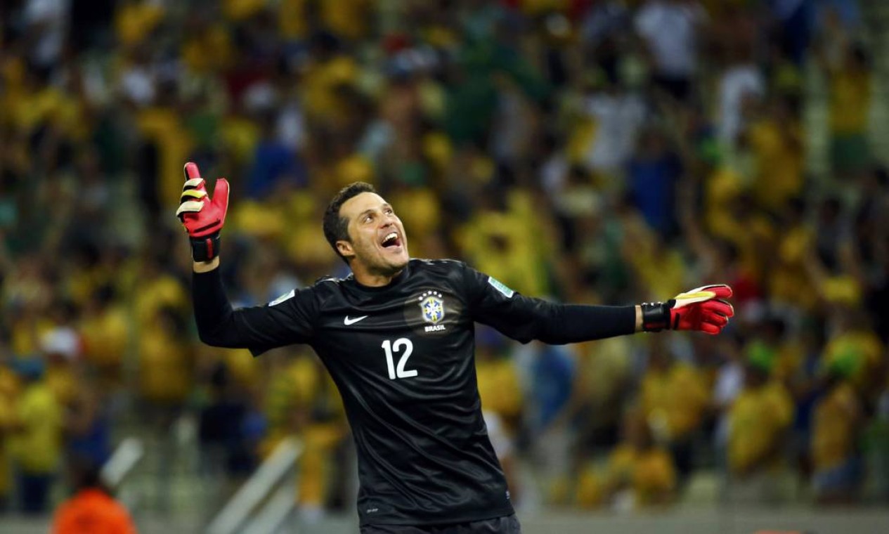 Brazil's goalkeeper Julio Cesar celebrates his team's second goal against Mexico during their Confederations Cup Group A soccer match at the Estadio Castelao in Fortaleza June 19, 2013. REUTERS/Kai Pfaffenbach (BRAZIL - Tags: SPORT SOCCER) Foto: KAI PFAFFENBACH / REUTERS