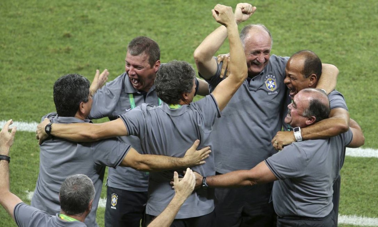 Brazil's coach Felipe Luiz Scolari (3rd R) and his staff celebrate the team's second goal during their Confederations Cup Group A soccer match against Mexico at the Estadio Castelao in Fortaleza June 19, 2013. REUTERS/Paulo Whitaker (BRAZIL - Tags: SPORT SOCCER) Foto: PAULO WHITAKER / REUTERS