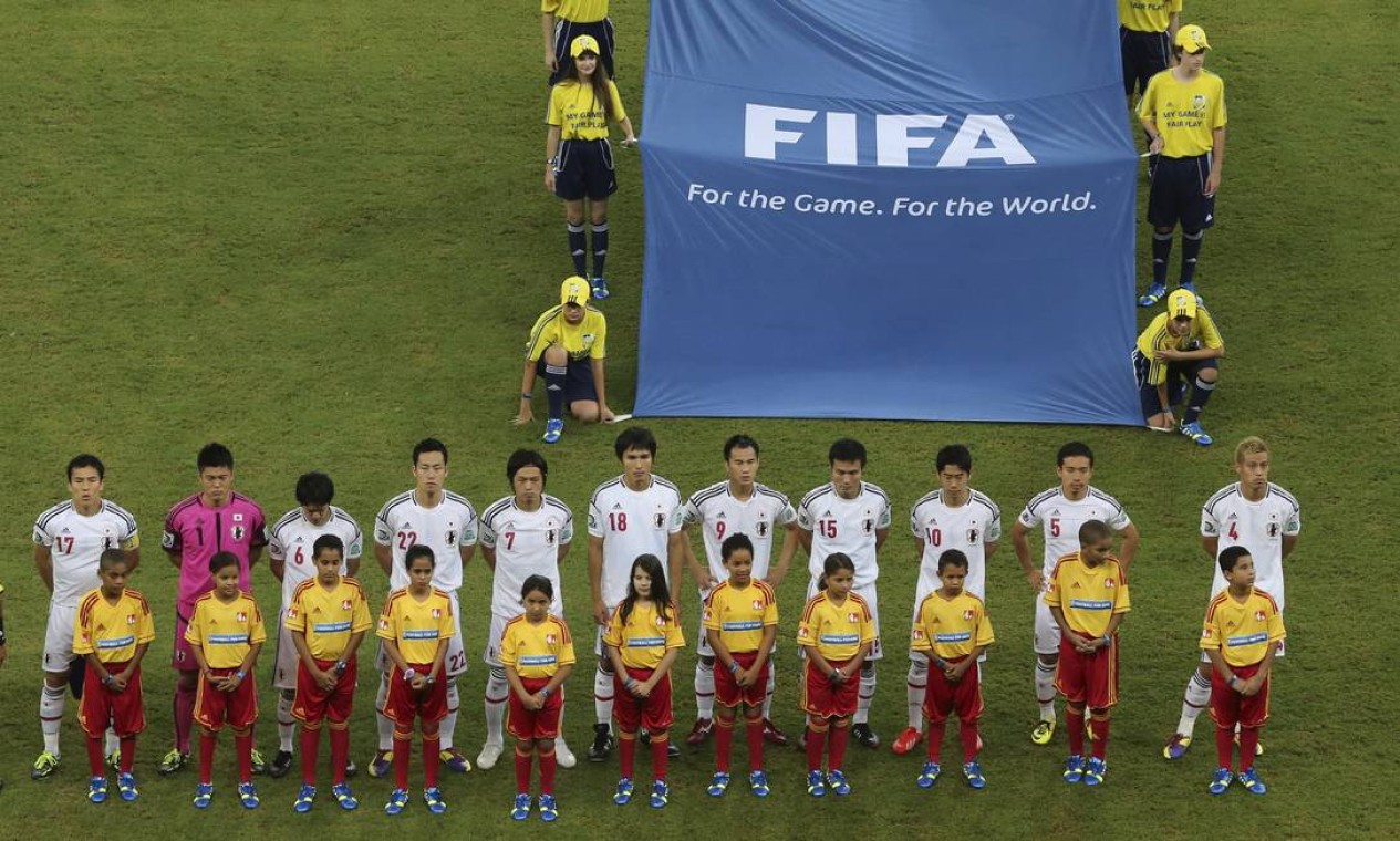 The Japanese team line up prior to the soccer Confederations Cup group A match between Italy and Japan at the Arena Pernambuco in Recife, Brazil, Wednesday, June 19, 2013. (AP Photo/Eugene Hoshiko) Foto: Eugene Hoshiko / AP