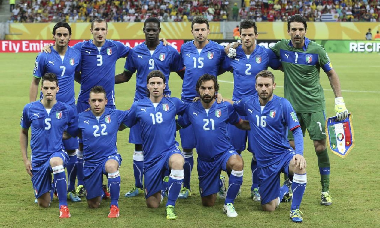 The Italian team pose for a team group prior to the soccer Confederations Cup group A match between Italy and Japan at the Arena Pernambuco in Recife, Brazil, Wednesday, June 19, 2013. (AP Photo/Antonio Calanni) Foto: Antonio Calanni / AP