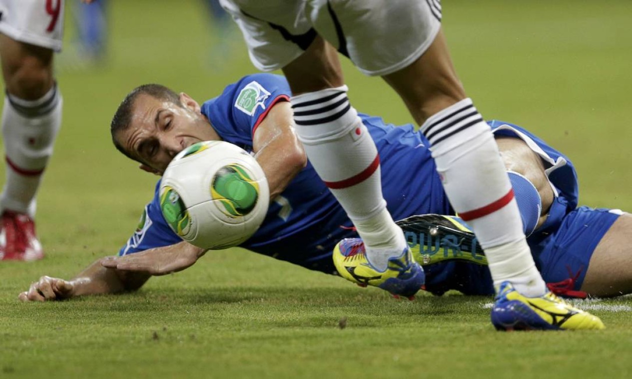 Italy's Giorgio Chiellini falls on the field during their Confederations Cup Group A soccer match against Japan at the Arena Pernambuco in Recife June 19, 2013. REUTERS/Ricardo Moraes (BRAZIL - Tags: SPORT SOCCER) Foto: RICARDO MORAES / REUTERS