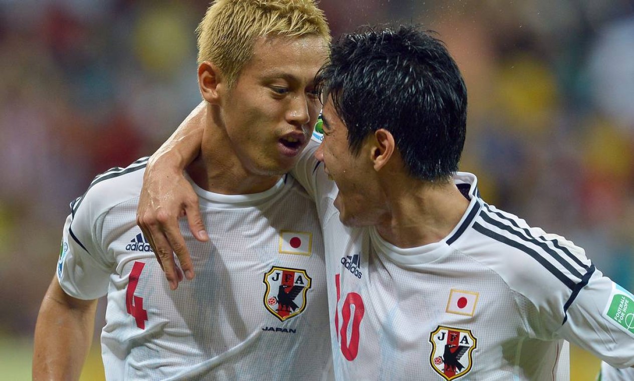 Japan's midfielder Keisuke Honda (L) celebrates with teammate Shinji Kagawa after scoring a penalty against Italy during their FIFA Confederations Cup Brazil 2013 Group A football match, at the Pernambuco Arena in Recife, on June 19, 2013. AFP PHOTO / VINCENZO PINTO Foto: VINCENZO PINTO / AFP