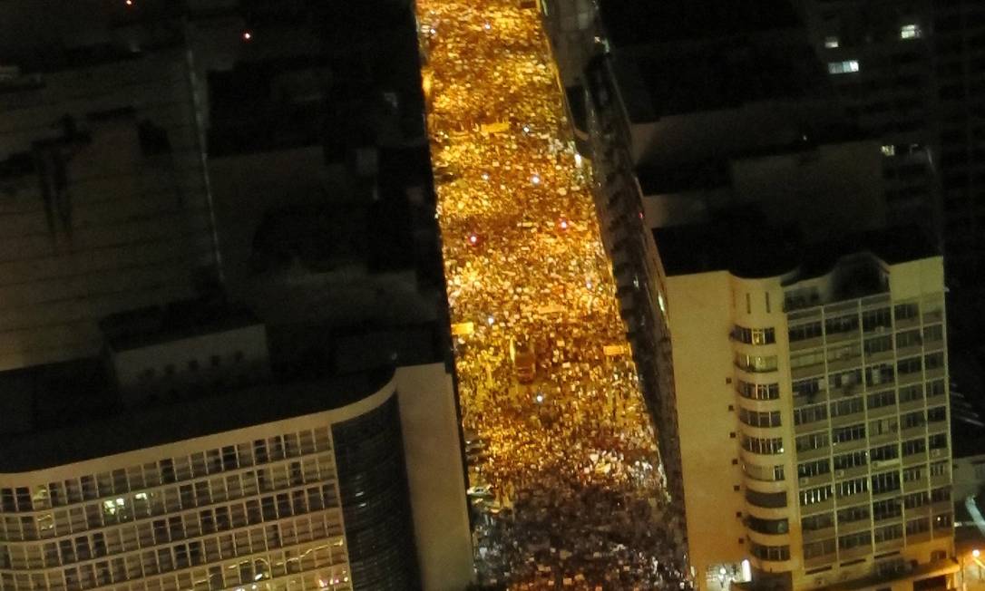 Manifestantes tomam as ruas de Niterói Foto: Agência O Globo