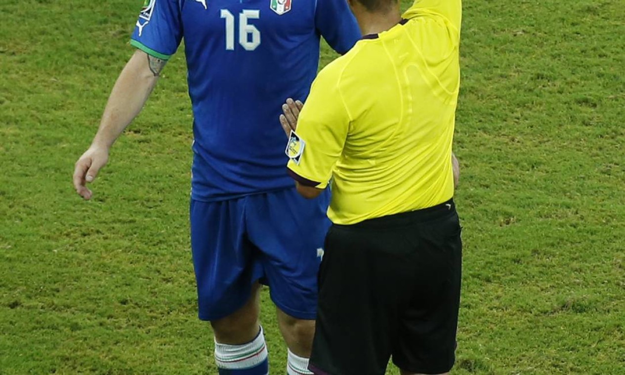 Italy's Daniele De Rossi, left, is booked by referee Diego Alba from Argentina during the soccer Confederations Cup group A match between Italy and Japan at the Arena Pernambuco in Recife, Brazil, Wednesday, June 19, 2013. (AP Photo/Eugene Hoshiko) Foto: Eugene Hoshiko / AP