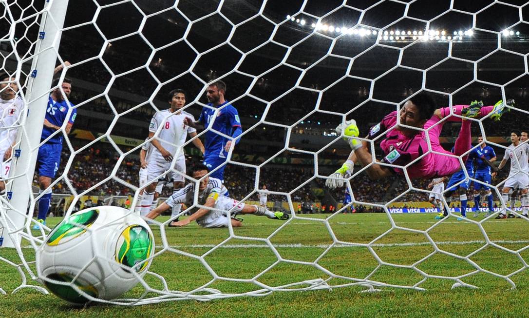 Meio de campo Daniele De Rossi marca contra o Japão, apesar do esforço do goleiro Eiji Kawashima Foto: AFP