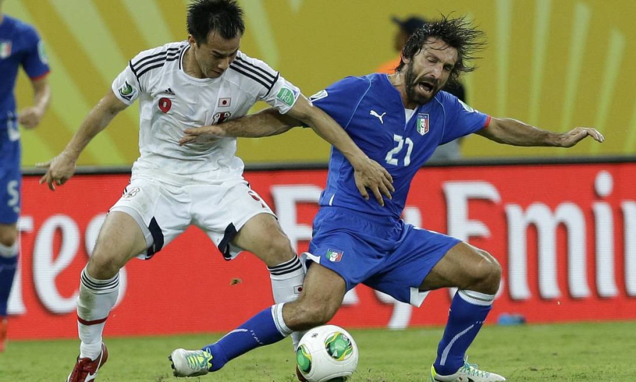 Japan's Shinji Okazaki, left, and Italy's Andrea Pirlo challenge for the ball during the soccer Confederations Cup group A match between Italy and Japan at the Arena Pernambuco in Recife, Brazil, Wednesday, June 19, 2013. (AP Photo/Antonio Calanni) Foto: Antonio Calanni / AP