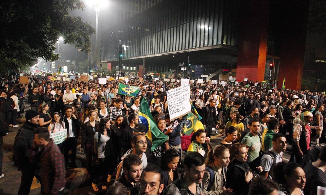 
Manifestação contra o aumento da passagem de ônibus realizada na Praça da Sé
Foto: ELIÁRIA ANDRADE / Agência O Globo