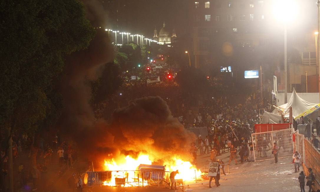 Manifestantes fazem fogueira em frente ao Terreirão do Samba, na Presidente Vargas Foto: Agência O Globo