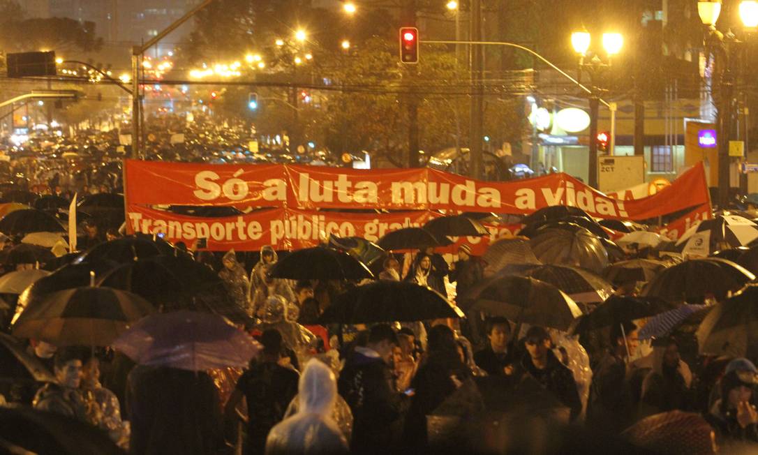 
Cerca de três mil pessoas se reuniram no Centro de Curitiba
Foto: Folhapress / Franklin de Freitas