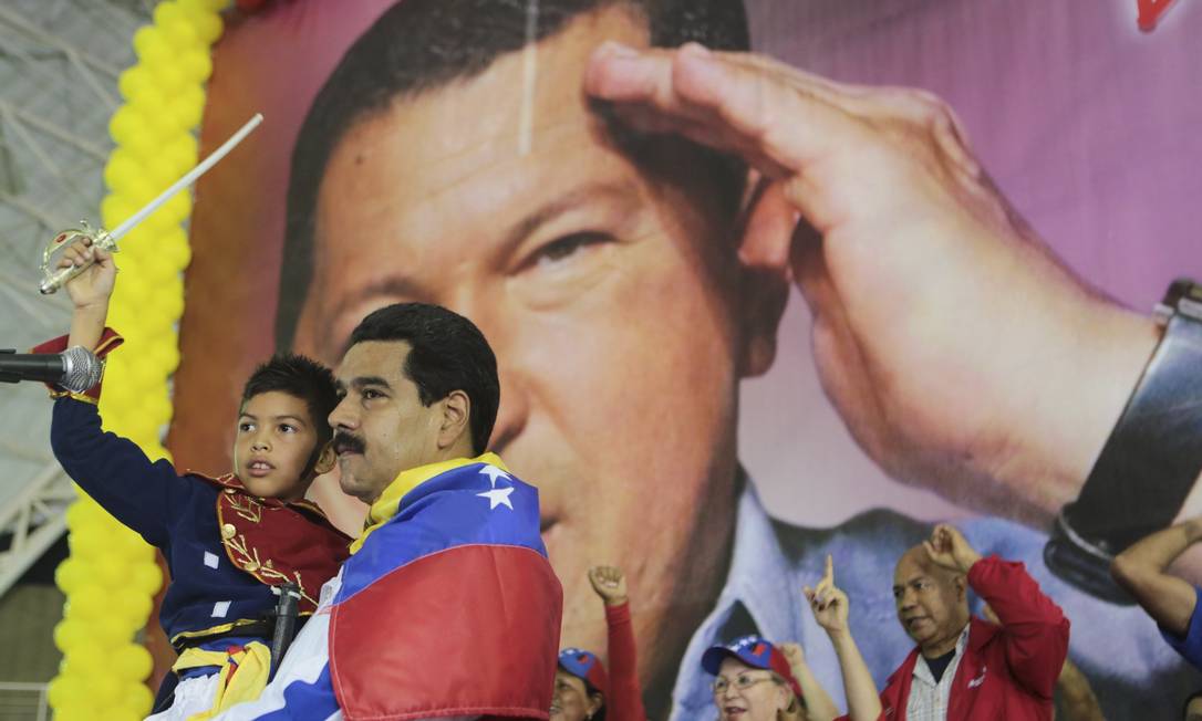 
Presidente Nicolás Maduro em frente a um poster de Hugo Chávez
Foto: HANDOUT / REUTERS