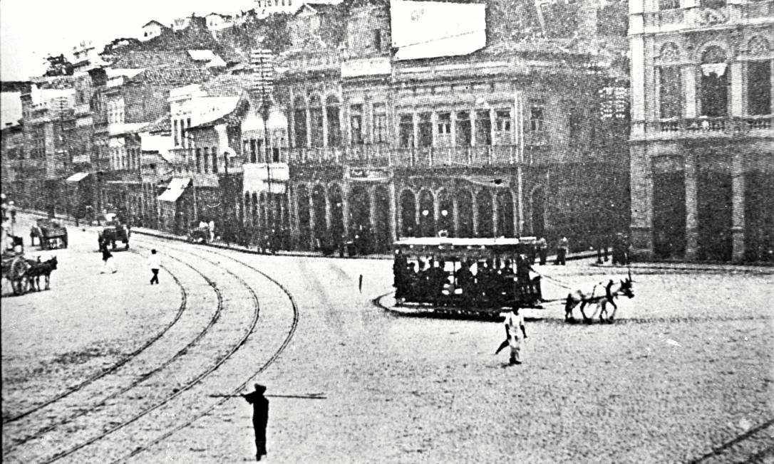 
Transporte urbano: um bonde puxado por burros no Centro do Rio, em 1879
Foto: Arquivo