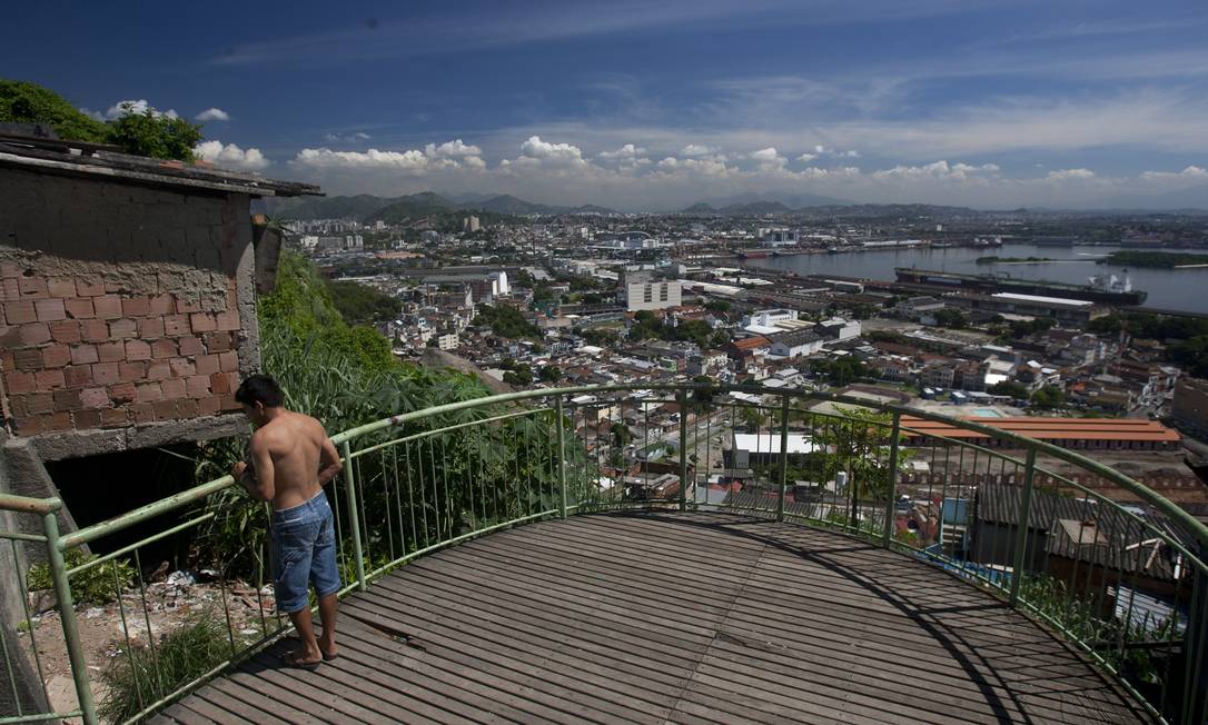
Morador no mirante da obra, no Morro da Providência
Foto: Rafael Andrade / O Globo