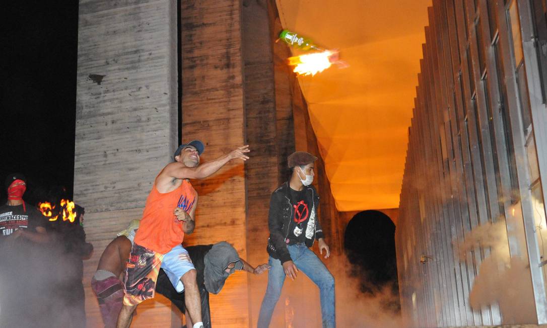 
Homem lança um coquetel molotov contra o Palácio do Itamaraty, em Brasília, durante protesto de quinta-feira
Foto: Breno Fortes / D.A. Press