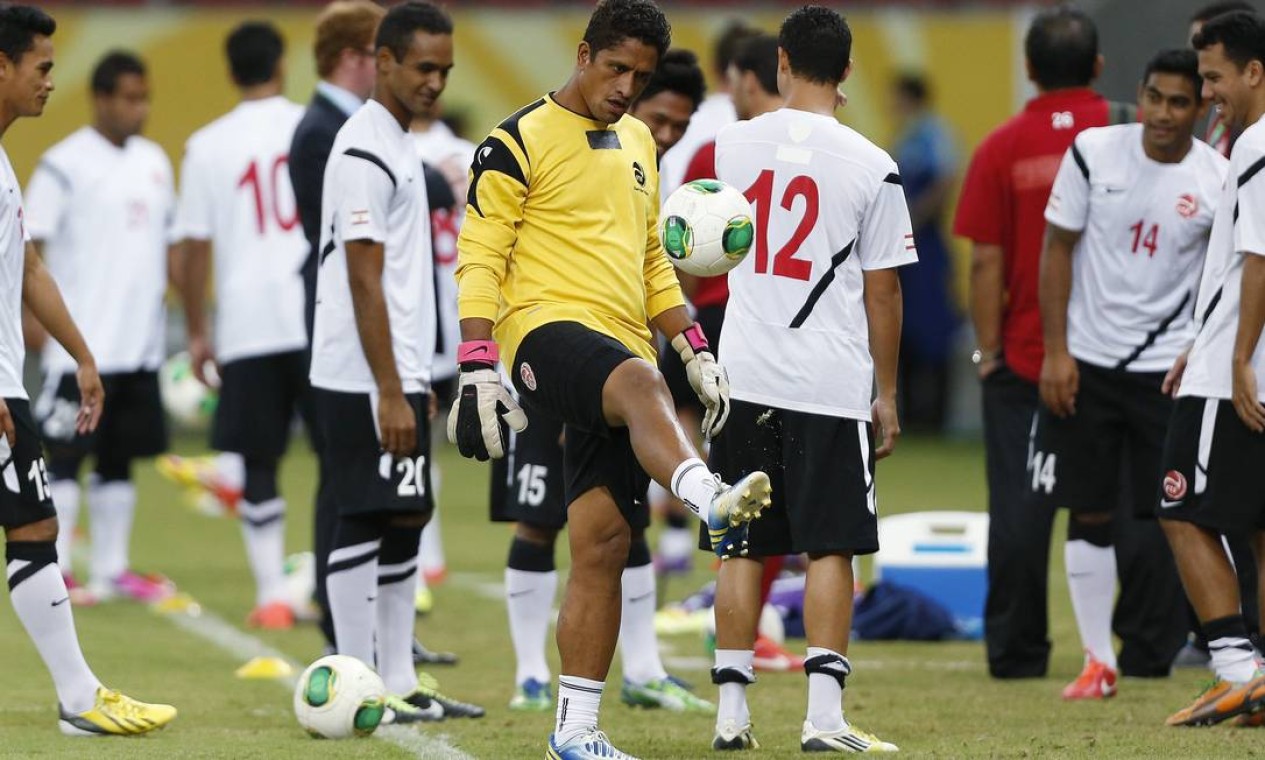O goleiro titular, Samin, é professor de futebol Foto: IVAN ALVARADO / REUTERS