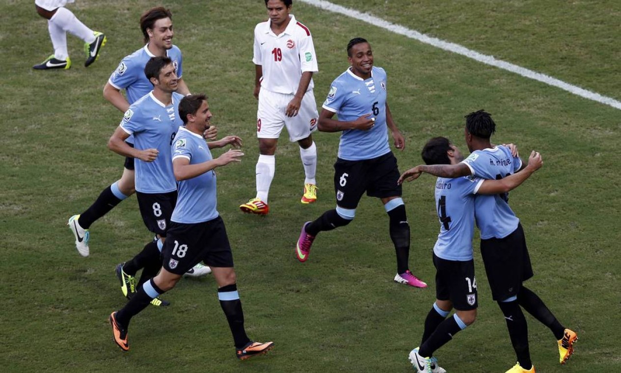 Uruguay's Abel Hernandez (R) celebrates with teammates after scoring a goal against Tahiti during their Confederations Cup Group B soccer match at the Arena Pernambuco in Recife June 23, 2013. REUTERS/Marcos Brindicci (BRAZIL - Tags: SPORT SOCCER) Foto: MARCOS BRINDICCI / REUTERS