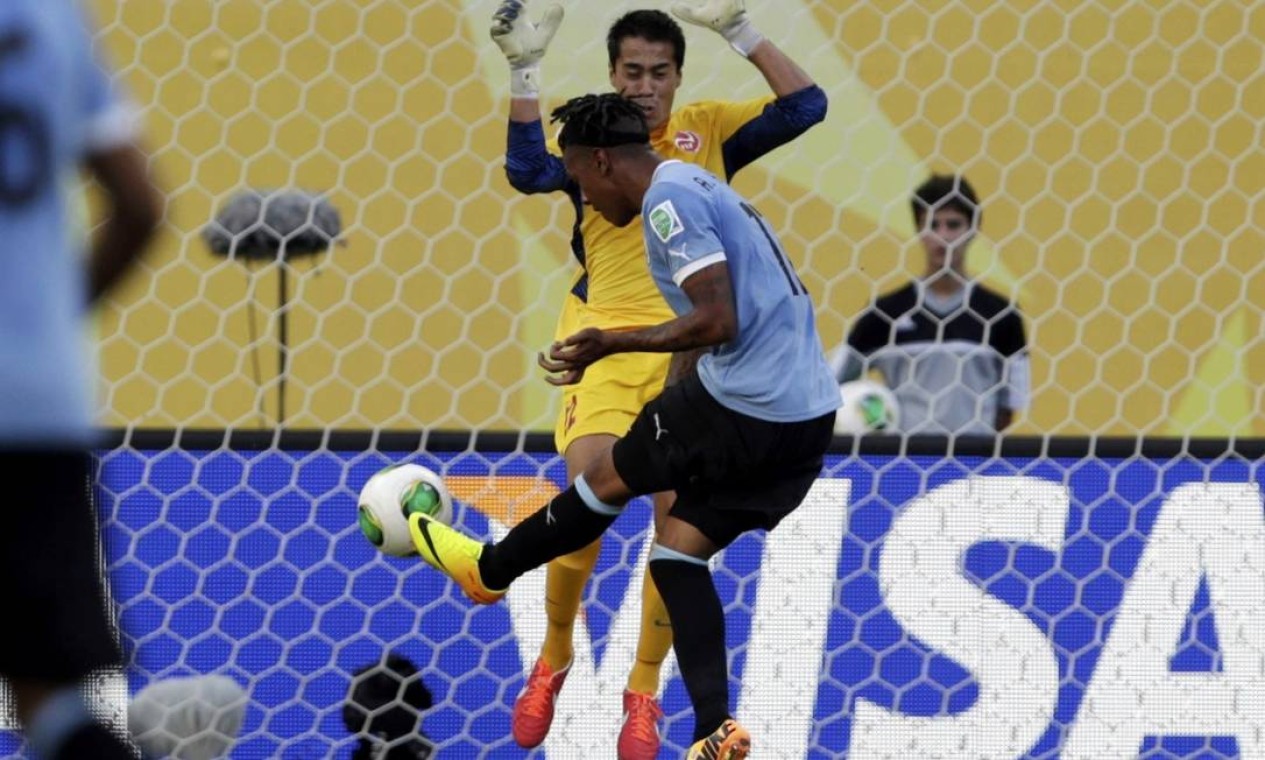 Uruguay's Abel Hernandez scores his second goal against Tahiti during their Confederations Cup Group B soccer match at the Arena Pernambuco in Recife June 23, 2013. REUTERS/Ricardo Moraes (BRAZIL - Tags: SPORT SOCCER) Foto: RICARDO MORAES / REUTERS
