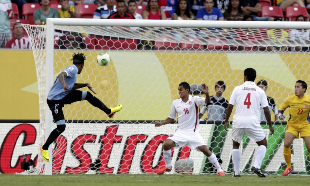 Uruguay's Abel Hernandez heads the ball to score against Tahiti during their Confederations Cup Group B soccer match at the Arena Pernambuco in Recife June 23, 2013. REUTERS/Ricardo Moraes (BRAZIL - Tags: SPORT SOCCER TPX IMAGES OF THE DAY) Foto: RICARDO MORAES / REUTERS