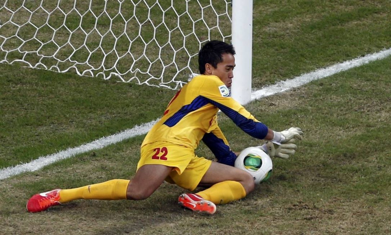 Tahiti's goalkeeper Gilbert Meriel saves a penalty kick by Uruguay's Andres Scotti (not pictured) during their Confederations Cup Group B soccer match at the Arena Pernambuco in Recife June 23, 2013. REUTERS/Marcos Brindicci (BRAZIL - Tags: SPORT SOCCER) Foto: MARCOS BRINDICCI / REUTERS