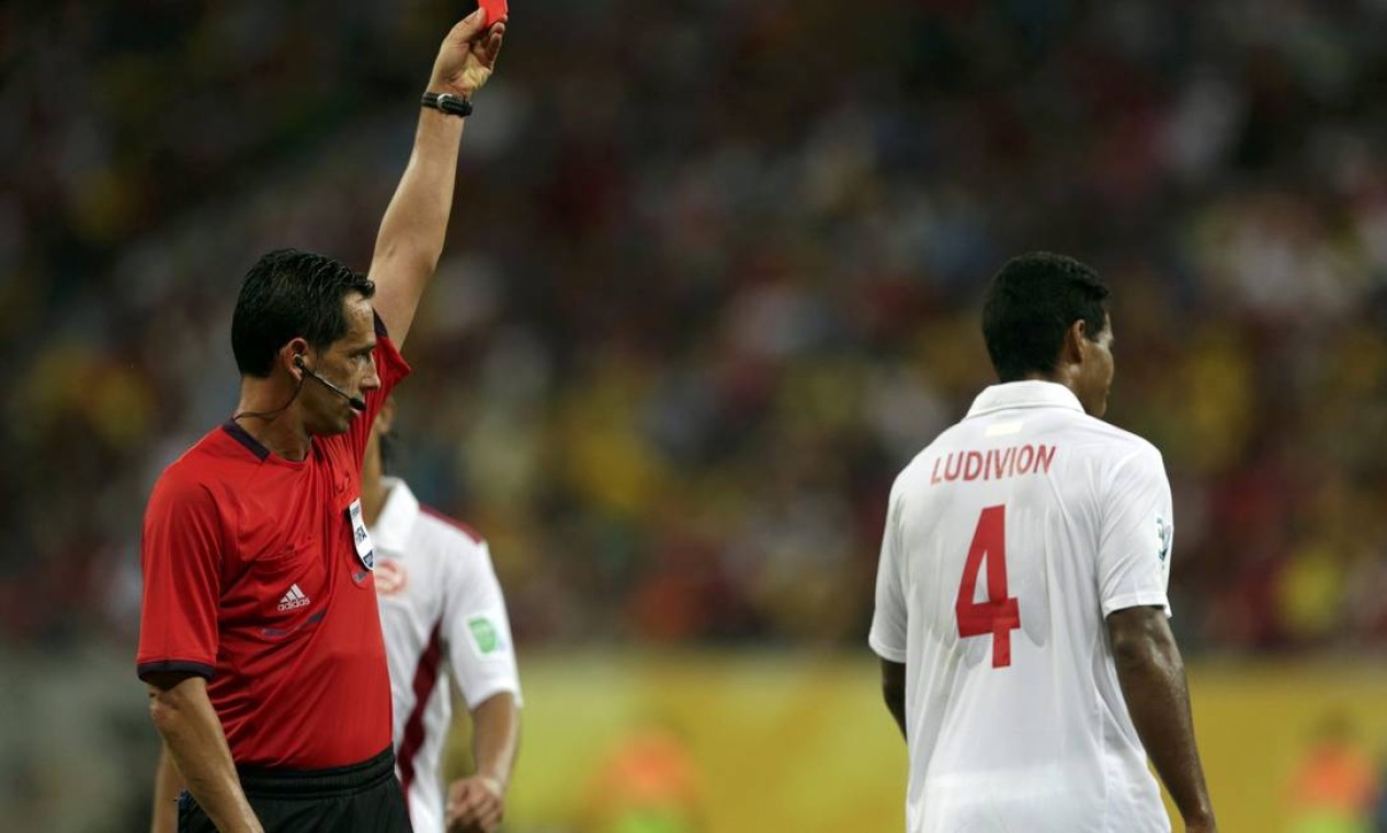 Referee Pedro Proenca of Portugal shows the red card to Tahiti's Teheivarii Ludivion (R) during their Confederations Cup Group B soccer match against Uruguay at the Arena Pernambuco in Recife June 23, 2013. REUTERS/Ricardo Moraes (BRAZIL - Tags: SPORT SOCCER) Foto: RICARDO MORAES / REUTERS