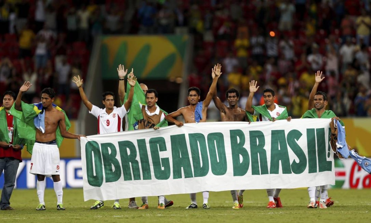 Tahiti players hold a banner which reads "Thank you Brazil" after their Confederations Cup Group B soccer match against Uruguay at the Arena Pernambuco in Recife June 23, 2013. REUTERS/Ivan Alvarado (BRAZIL - Tags: SPORT SOCCER TPX IMAGES OF THE DAY) Foto: IVAN ALVARADO / REUTERS