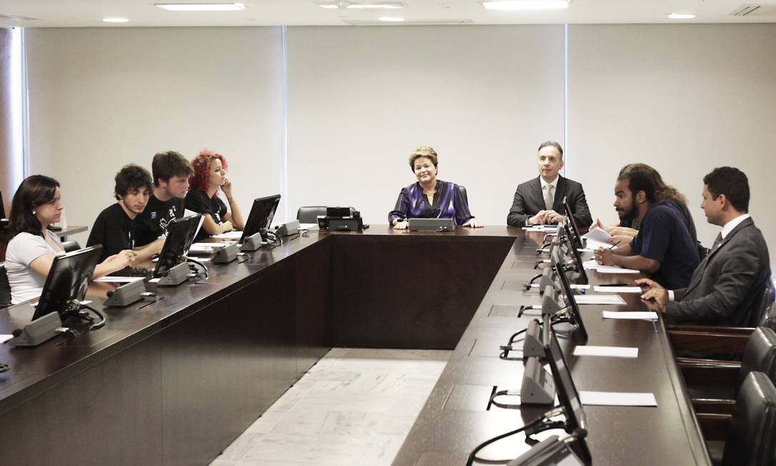 
Presidente Dilma Rousseff recebe os líderes do movimento Passe Livre
Foto: Jorge William / Agência O Globo