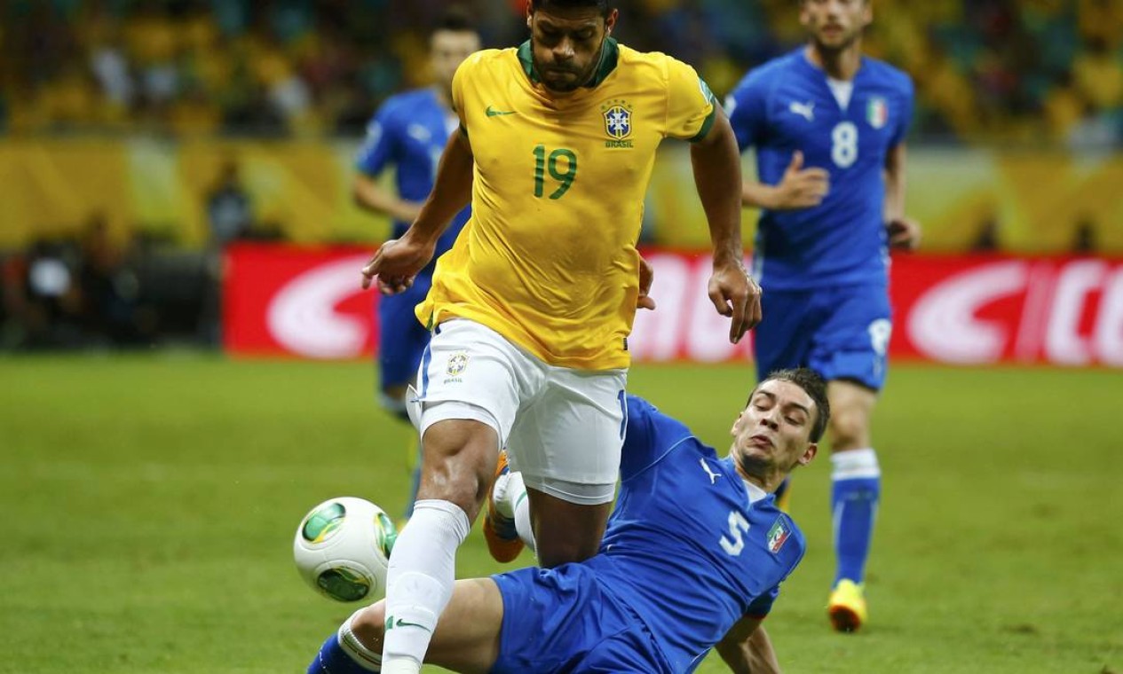 Brazil's Hulk (19) and Italy's Mattia De Sciglio fight for the ball during their Confederations Cup Group A soccer match at the Arena Fonte Nova in Salvador June 22, 2013. REUTERS/Kai Pfaffenbach (BRAZIL - Tags: SPORT SOCCER) Foto: KAI PFAFFENBACH / REUTERS