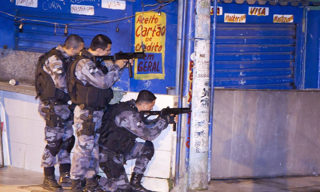 
Policiais militares fizeram operação na Nova Holanda durante a madrugada
Foto: Fernando Quevedo / Agência O Globo