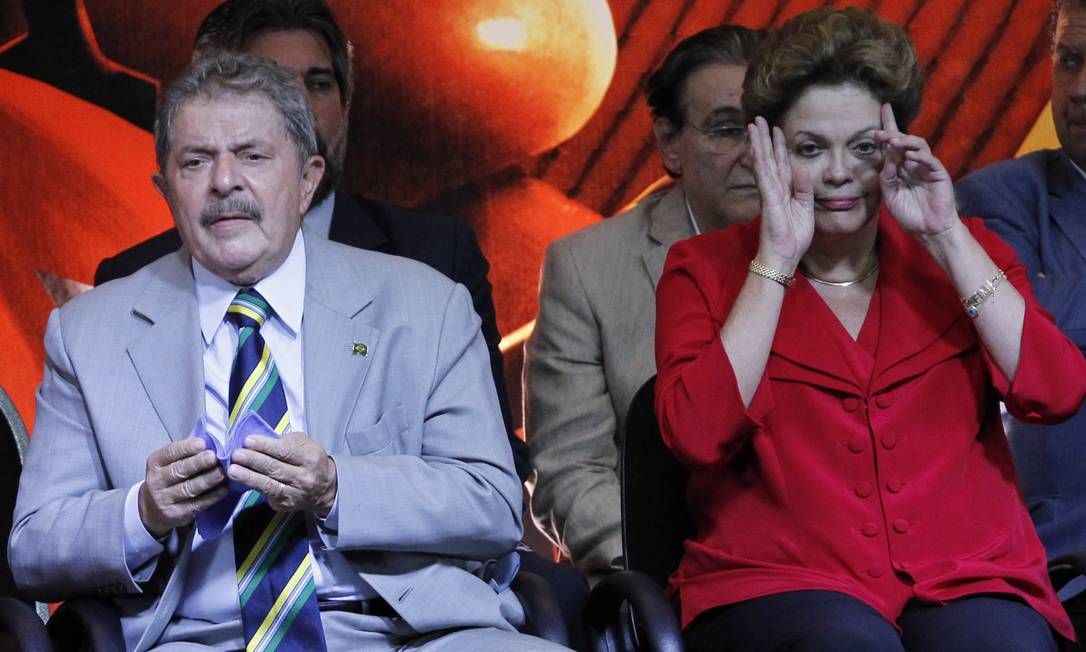 
A presidente Dilma Rousseff e o ex-presidente Lula no evento de comemoração de 10 anos do PT no poder, em fevereiro, em São Paulo
Foto: Marcos Alves / Agência O Globo