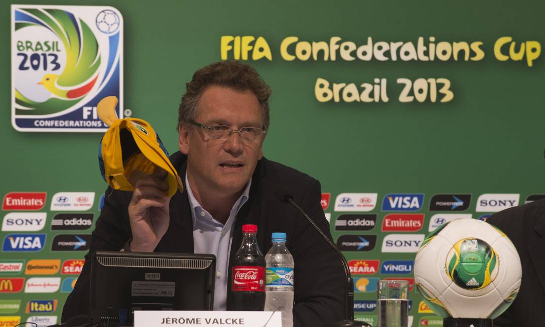 FIFA Secretary General Jerome Valcke shows a cap featuring Fuleco, the 2014 World Cup mascot, during a press conference to provide the half-time report on the FIFA Confederations Cup Brazil 2013 football tournament, in Rio de Janeiro, on June 24, 2013. AFP PHOTO / PABLO PORCIUNCULA Foto: PABLO PORCIUNCULA / AFP
