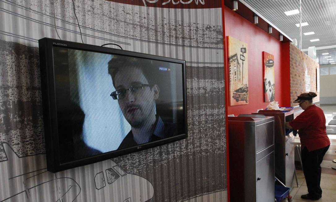 
Edward Snowden é visto em uma televisão do aeroporto de Moscou Sheremetyevo
Foto:
SERGEI KARPUKHIN
/
REUTERS
