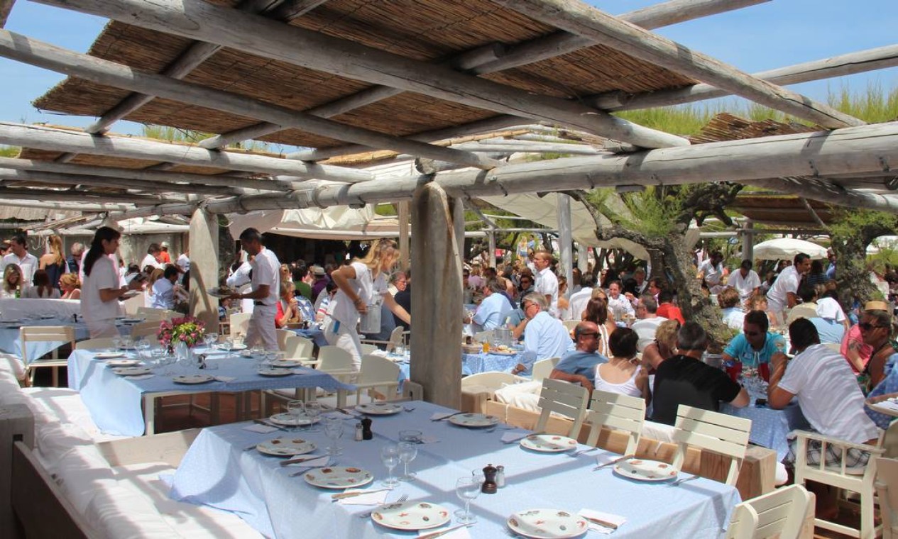 Na orla, O Club 55 é um dos restaurantes de praia mais famosos de ST-Tropez Foto: Bruno Agostini/O Globo