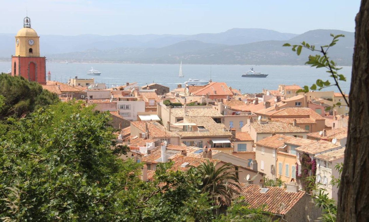Vista para o centro antigo de St-Tropez e o Mar Mediterrâneo, na Côte d'Azur Foto: Bruno Agostini / O Globo