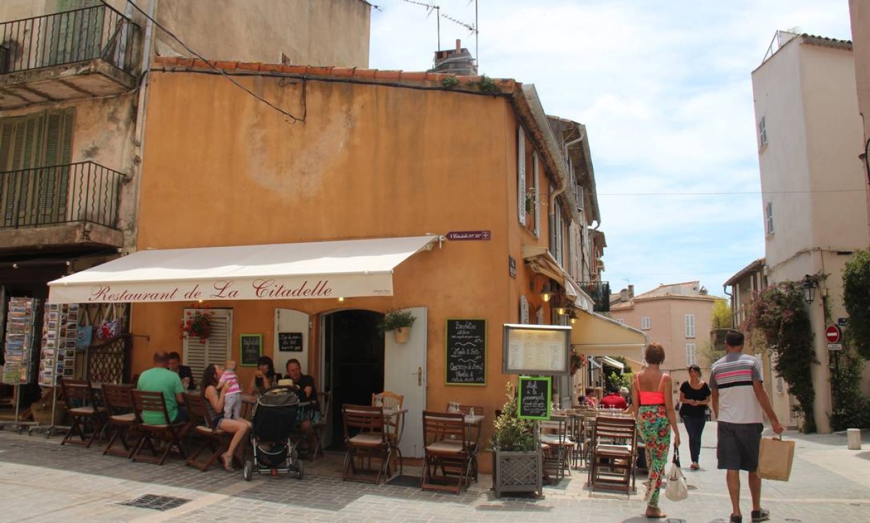 As ruas do centro antigo de St-Tropez são ocupadas por bares e cafés charmosos Foto: Bruno Agostini / O Globo