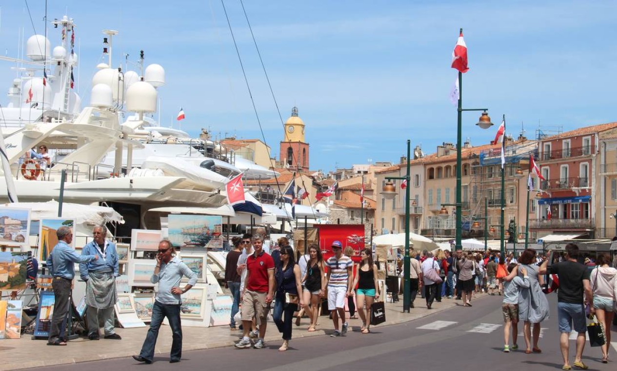 Iates, artistas e restaurantes dividem o espaço no porto de St-Tropez Foto: Bruno Agostini / O Globo