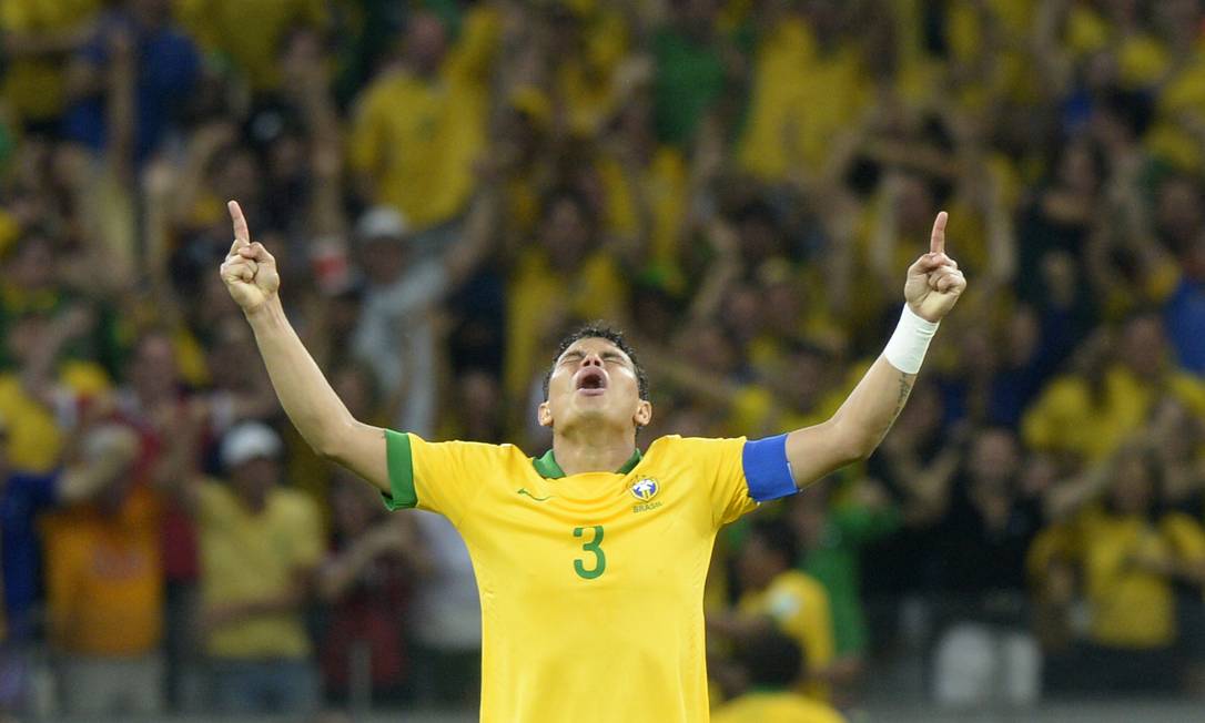 Thiago Silva comemora a vitória do Brasil sobre o Uruguai Foto: DANIEL GARCIA / AFP