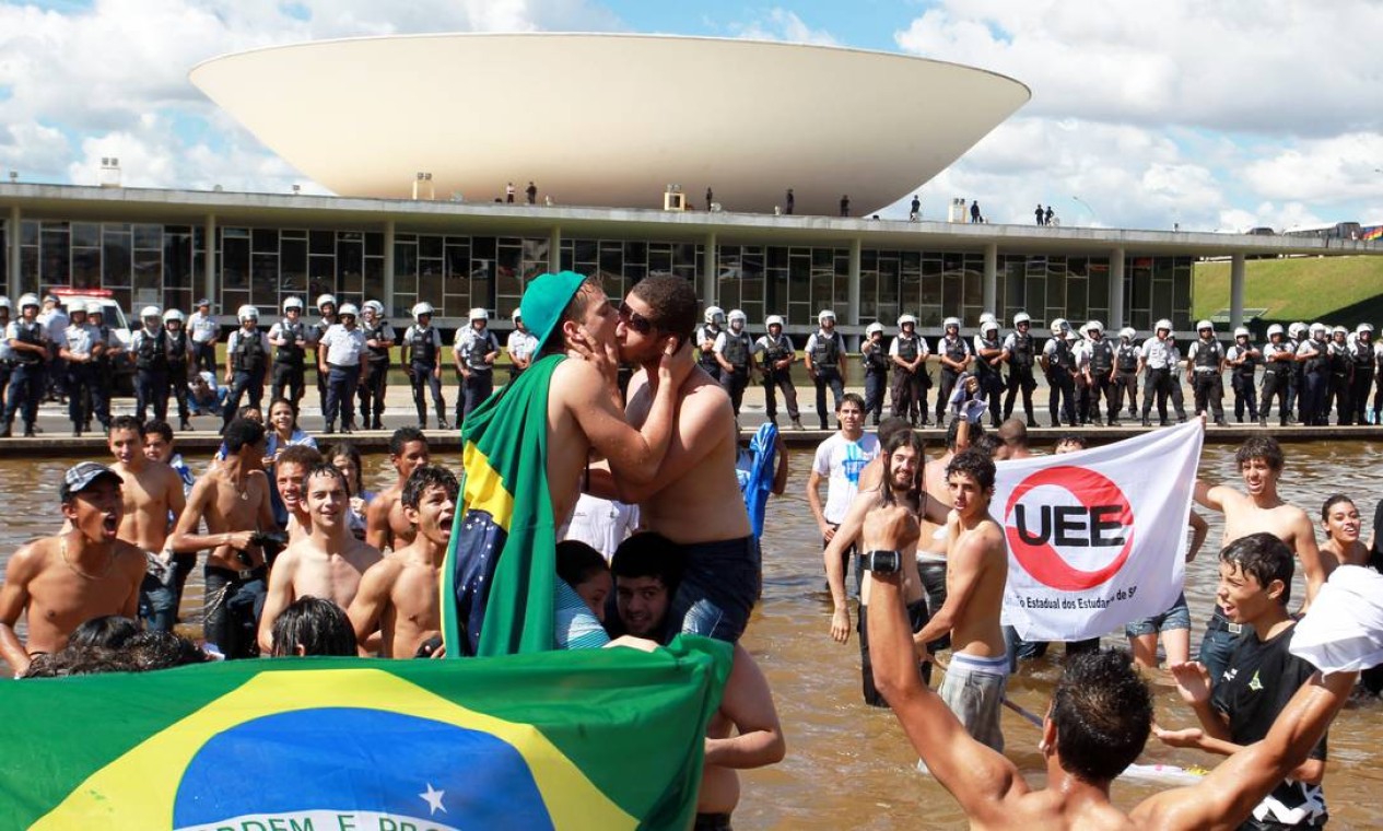 Estudantes também fizeram um "beijaço" na frente de policiais Foto: Ailton de Freitas / Agência O Globo