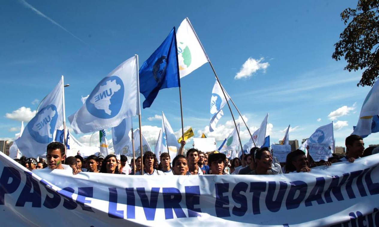 Estudantes levaram bandeiras da UNE, Ubes, UJS Foto: Givaldo Barbosa / Agência O Globo