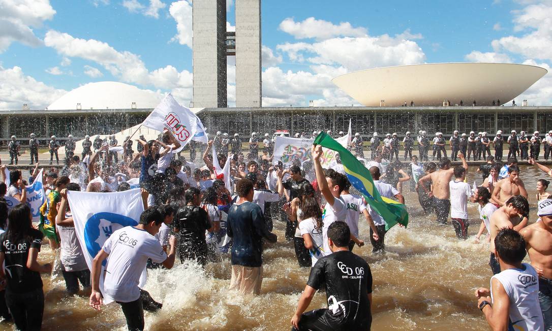 
Estudantes da UNE e da UBES durante manifestação no espelho d’água do Congresso
Foto: Ailton de Freitas / Agência O Globo