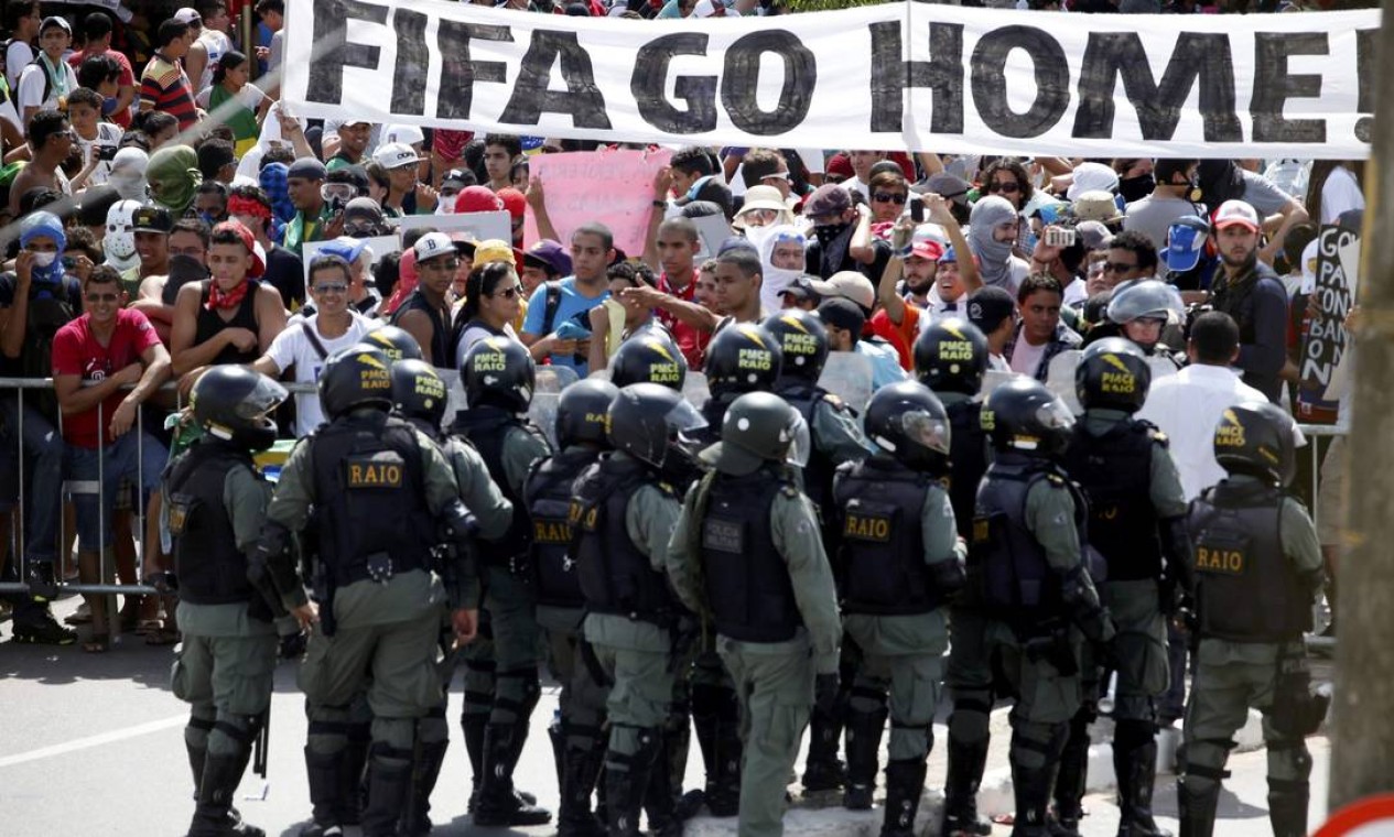 Protesters gather in front of the police during a demonstration near the Estadio Castelao before the Confederations Cup semi-final soccer match between Spain and Italy in Fortaleza June 27, 2013. REUTERS/Paulo Whitaker (BRAZIL - Tags: SPORT SOCCER CIVIL UNREST CRIME LAW) Foto: PAULO WHITAKER / REUTERS