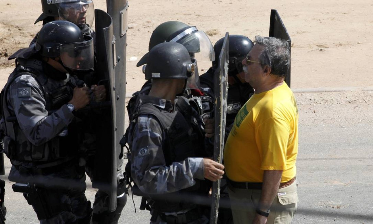 Um homem desafia a polícia durante manifestação em Fortaleza Foto: PAULO WHITAKER / REUTERS