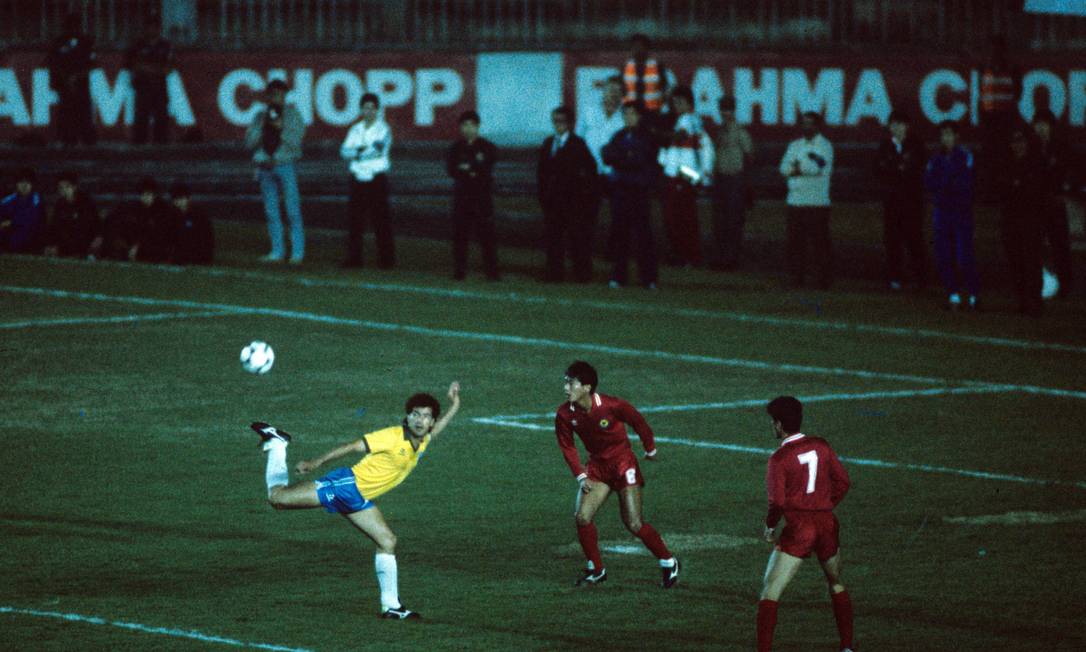 
Careca prepara o chute e enfrenta a marcação de dois japoneses no amistoso disputado em 1989, em São Januário
Foto: Ricardo Leoni/23-07-1989