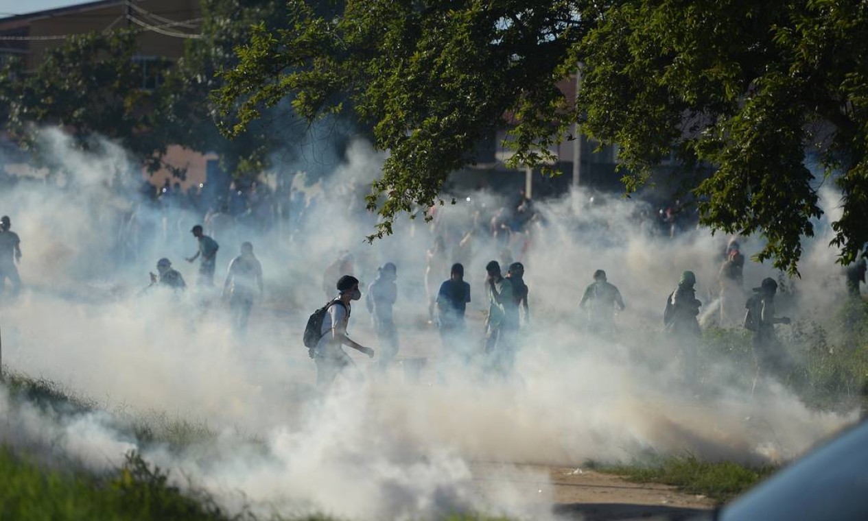 Muitas bombas de gás lacrimogêneo foram lançadas durante porotestos em Fortaleza Foto: YASUYOSHI CHIBA / AFP