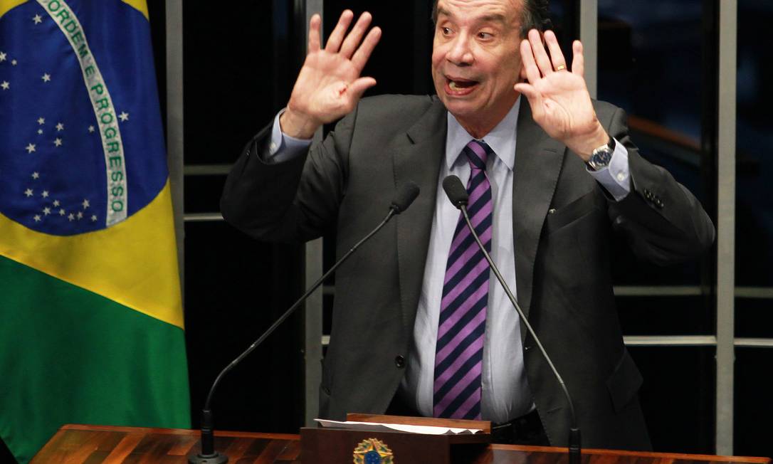 
O senador Aloysio Nunes Ferreira (PSDB-SP) durante seu discurso sobre lançamento da proposta de plebiscito pela presidente Dilma Rousseff
Foto: Ailton de Freitas / O Globo