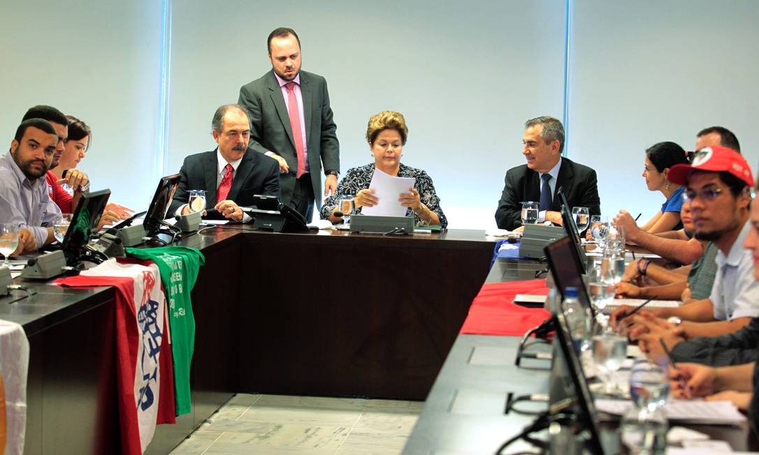 
Dilma recebe no Palácio do Planalto representantes de movimentos da juventude
Foto: Givaldo Barbosa / O Globo