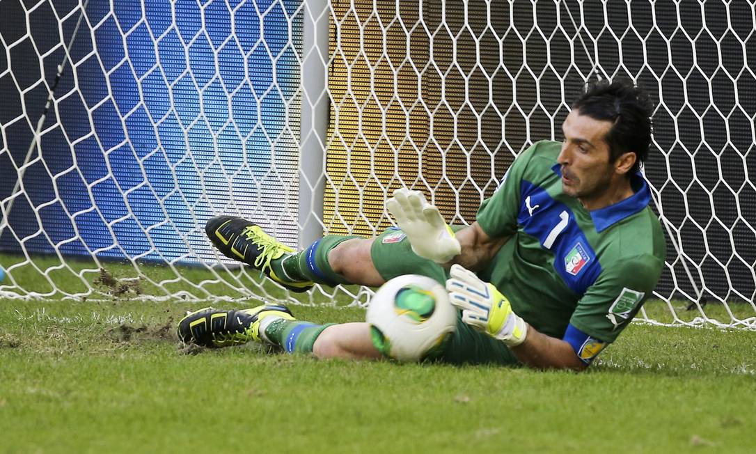 Buffon pega uma das cobranças do Uruguai na disputa de pênaltis na Fonte Nova Foto: Guito Moreto / O Globo