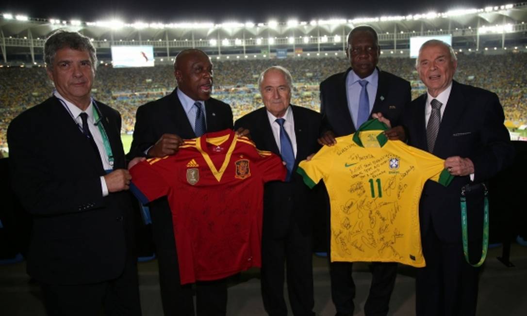 Jogadores de Brasil e Espanha homenageiam Nelson Mandela ...