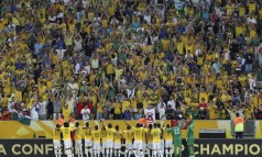 Seleção brasileira festeja o tetracampeonato com a torcida no Maracanã Foto: Custódio Coimbra / Agência O Globo