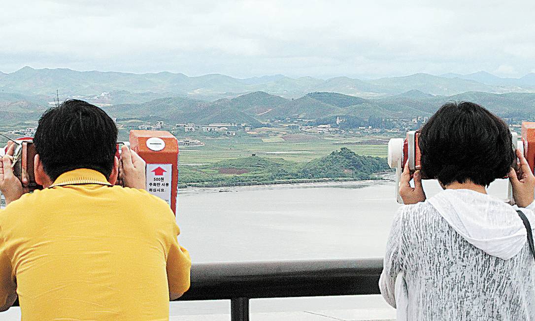 
Visitantes observam a região da fronteira da Coreia do Norte, perto de Panmunjom
Foto: Ahn Young-joon / AP